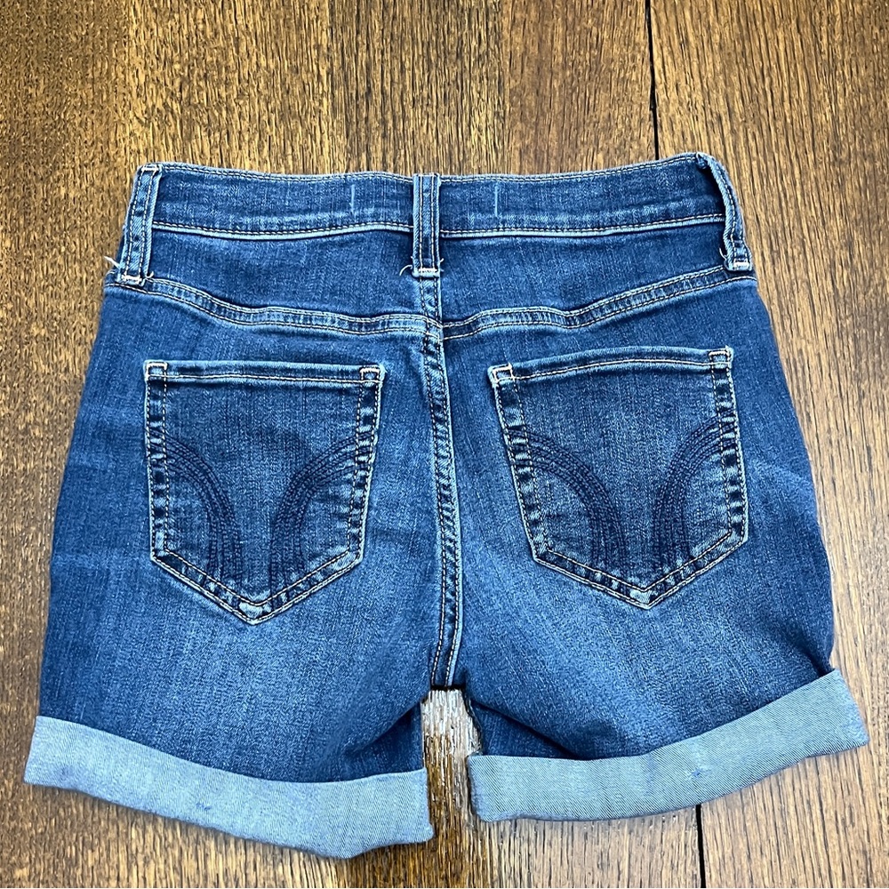 LIKE NEW Hollister Midrise Soft Stretch 7” Denim Shorts